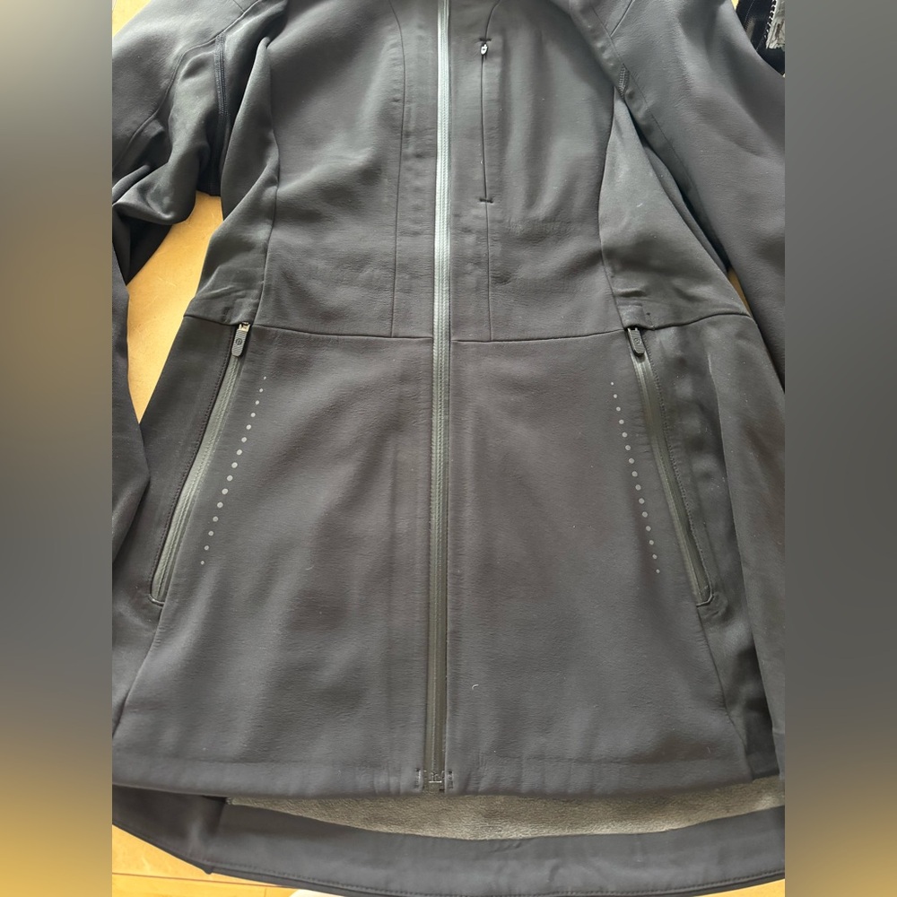 Lululemon Define Rain Jacket in Black, Size 8 - Picture 3 of 11